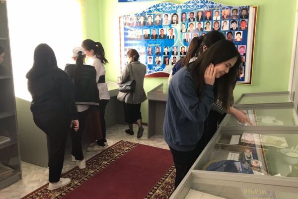 «Ашық есік» күні: Б. Жұмалиев мектебінің 9-сынып оқушылары колледж мұражайымен танысты.