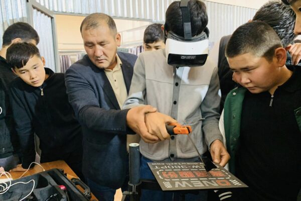 Маңғыстау техникалық колледжінде “Кәсіптік білім беру” күніне орай, 1-курс студенттері шеберханаға экскурсия жасап, жаңа құрылғылармен танысып, жұмыс жасап көрді.
